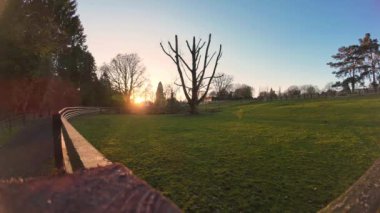 Büyüleyici 4K Timelapse: İngiltere 'de Resimli Kırsal Çiftlik Üzerine Sakin Günbatımı