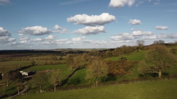 Aerial Kilátás Repülő Közel Tárgyak Felett Egyesült Királyság Vidéke Tavasszal — Stock videók