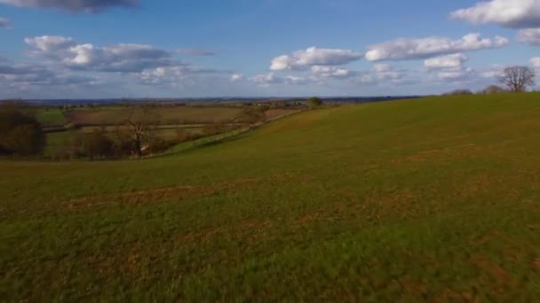 Vista Aérea Volando Cerca Objetos Sobre Campo Del Reino Unido — Vídeos de Stock