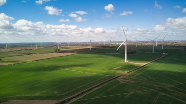 Hava 4k Rüzgar türbini yenilenebilir enerji alanları Birleşik Krallık tarım arazisi HDR