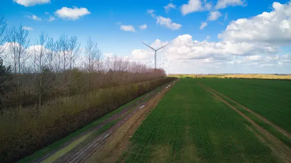 Hava 4k Rüzgar türbini yenilenebilir enerji alanları Birleşik Krallık tarım arazisi HDR