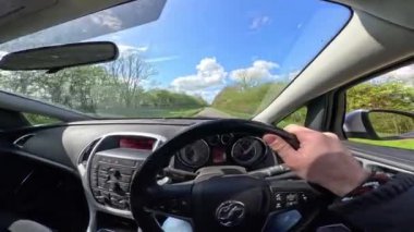 İngiltere 'nin zirve bölgesindeki kır yolları boyunca araba sürüyorum. Arabanın kuş bakışı görüntüsü.