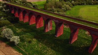 İngiltere 'de parlak ama puslu bir günde Twyford viyadük etrafında uçan hava manzaralı 4k. Sinematik.