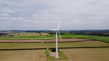 Hava 4k Rüzgar türbini yenilenebilir enerji alanları Birleşik Krallık tarım arazisi HDR