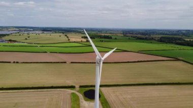 Hava 4k Rüzgar türbini yenilenebilir enerji alanları Birleşik Krallık tarım arazisi HDR
