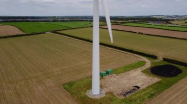 Hava 4k Rüzgar türbini yenilenebilir enerji alanları Birleşik Krallık tarım arazisi HDR