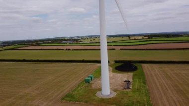 Hava 4k Rüzgar türbini yenilenebilir enerji alanları Birleşik Krallık tarım arazisi HDR