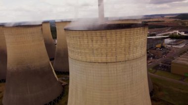 Elektrik santralinin soğutma kulelerinin hava görüntüsü fosil enerji üretimini İngiltere Avrupa yenilenebilir enerji kaynaklarını körüklüyor