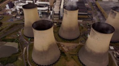 Elektrik santralinin soğutma kulelerinin hava görüntüsü fosil enerji üretimini İngiltere Avrupa yenilenebilir enerji kaynaklarını körüklüyor