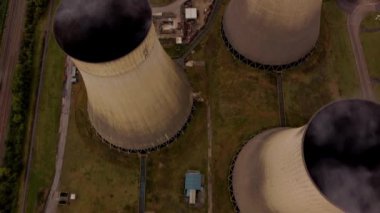 Elektrik santralinin soğutma kulelerinin hava görüntüsü fosil enerji üretimini İngiltere Avrupa yenilenebilir enerji kaynaklarını körüklüyor