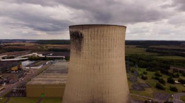Elektrik santralinin soğutma kulelerinin hava görüntüsü fosil enerji üretimini İngiltere Avrupa yenilenebilir enerji kaynaklarını körüklüyor