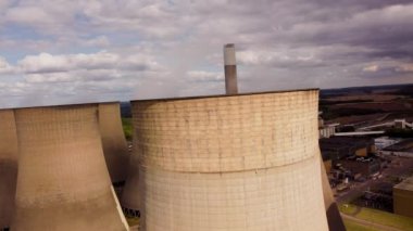Elektrik santralinin soğutma kulelerinin hava görüntüsü fosil enerji üretimini İngiltere Avrupa yenilenebilir enerji kaynaklarını körüklüyor