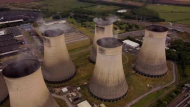 Elektrik santralinin soğutma kulelerinin hava görüntüsü fosil enerji üretimini İngiltere Avrupa yenilenebilir enerji kaynaklarını körüklüyor