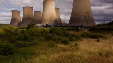 Elektrik santralinin soğutma kulelerinin hava görüntüsü fosil enerji üretimini İngiltere Avrupa yenilenebilir enerji kaynaklarını körüklüyor