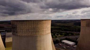 Elektrik santralinin soğutma kulelerinin hava görüntüsü fosil enerji üretimini İngiltere Avrupa yenilenebilir enerji kaynaklarını körüklüyor