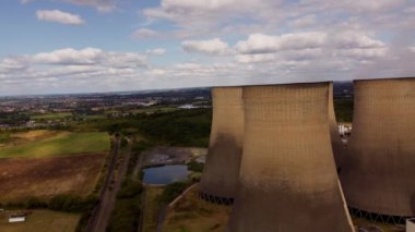 Elektrik santralinin soğutma kulelerinin hava görüntüsü fosil enerji üretimini İngiltere Avrupa yenilenebilir enerji kaynaklarını körüklüyor