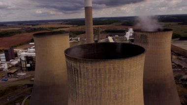 Elektrik santralinin soğutma kulelerinin hava görüntüsü fosil enerji üretimini İngiltere Avrupa yenilenebilir enerji kaynaklarını körüklüyor