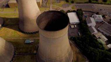 Elektrik santralinin soğutma kulelerinin hava görüntüsü fosil enerji üretimini İngiltere Avrupa yenilenebilir enerji kaynaklarını körüklüyor