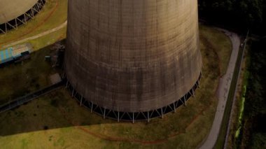 Elektrik santralinin soğutma kulelerinin hava görüntüsü fosil enerji üretimini İngiltere Avrupa yenilenebilir enerji kaynaklarını körüklüyor