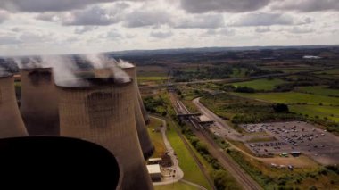 Elektrik santralinin soğutma kulelerinin hava görüntüsü fosil enerji üretimini İngiltere Avrupa yenilenebilir enerji kaynaklarını körüklüyor