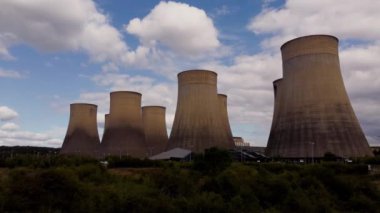 Elektrik santralinin soğutma kulelerinin hava görüntüsü fosil enerji üretimini İngiltere Avrupa yenilenebilir enerji kaynaklarını körüklüyor