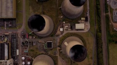 Elektrik santralinin soğutma kulelerinin hava görüntüsü fosil enerji üretimini İngiltere Avrupa yenilenebilir enerji kaynaklarını körüklüyor