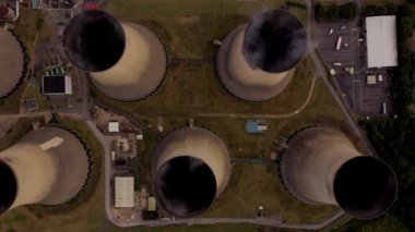 Elektrik santralinin soğutma kulelerinin hava görüntüsü fosil enerji üretimini İngiltere Avrupa yenilenebilir enerji kaynaklarını körüklüyor