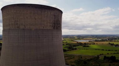 Elektrik santralinin soğutma kulelerinin hava görüntüsü fosil enerji üretimini İngiltere Avrupa yenilenebilir enerji kaynaklarını körüklüyor