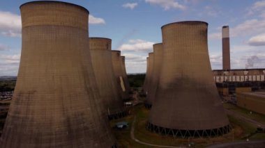 Elektrik santralinin soğutma kulelerinin hava görüntüsü fosil enerji üretimini İngiltere Avrupa yenilenebilir enerji kaynaklarını körüklüyor