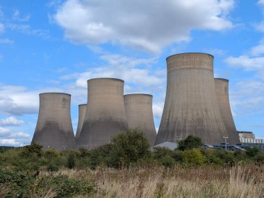 Elektrik santralinin hava görüntüsü soğutma kulelerinin fosil yakıtları enerjiyi artırıyor 