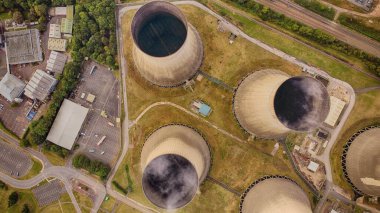 Elektrik santralinin hava görüntüsü soğutma kulelerinin fosil yakıtları enerjiyi artırıyor 