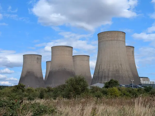 Elektrik santralinin hava görüntüsü soğutma kulelerinin fosil yakıtları enerjiyi artırıyor 