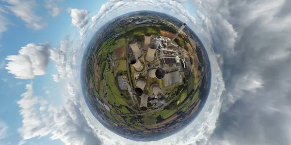 Elektrik santralinin hava görüntüsü soğutma kulelerinin fosil yakıtları enerjiyi artırıyor 