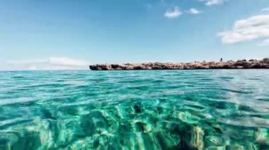 Sualtı şnorkelle yüzen Kikon balığı ve deniz yaşamı mavi gök mavisi sular 