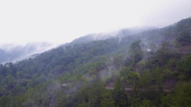 SİZ Troodos 'ta dağların tepesinden hava görüntüsü 