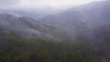 SİZ Troodos 'ta dağların tepesinden hava görüntüsü 