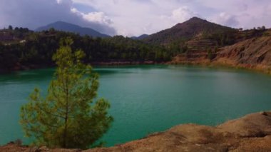 Dağ havası manzarası yeşil kırmızı göl siko-trodoları