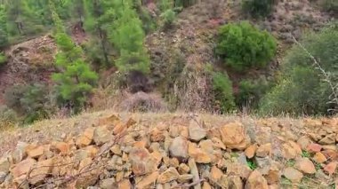 SİZ Troodos 'ta dağların tepesinden hava görüntüsü 