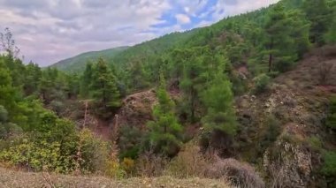 SİZ Troodos 'ta dağların tepesinden hava görüntüsü 