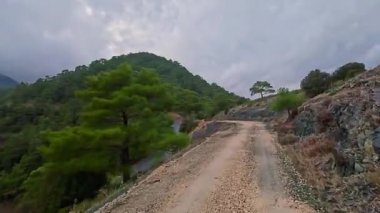 SİZ Troodos 'ta dağların tepesinden hava görüntüsü 
