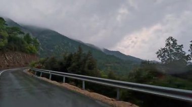 SİZ Troodos 'ta dağların tepesinden hava görüntüsü 