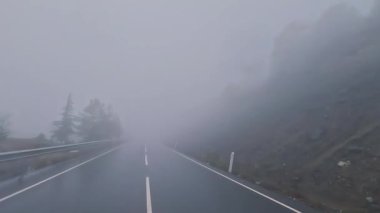 SİZ Troodos 'ta dağların tepesinden hava görüntüsü 