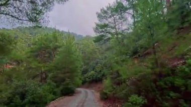 SİZ Troodos 'ta dağların tepesinden hava görüntüsü 