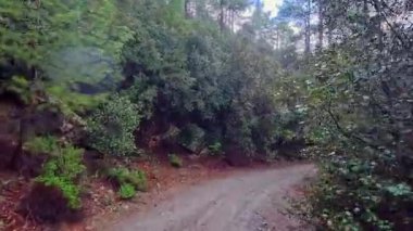 SİZ Troodos 'ta dağların tepesinden hava görüntüsü 