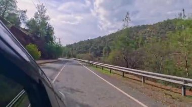 SİZ Troodos 'ta dağların tepesinden hava görüntüsü 