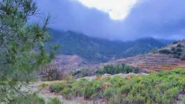 SİZ Troodos 'ta dağların tepesinden hava görüntüsü 