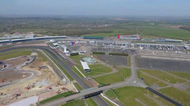 İngiltere, Towcester 'da bulunan İngiliz Formula 1 yarışının ikonik merkezi Silverstone Yarış Pisti' nin hava aracı görüntüsü. Güneşli bir günde yakalandım.