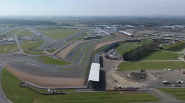 İngiltere, Towcester 'da bulunan İngiliz Formula 1 yarışının ikonik merkezi Silverstone Yarış Pisti' nin hava aracı görüntüsü. Güneşli bir günde yakalandım.