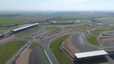 İngiltere, Towcester 'da bulunan İngiliz Formula 1 yarışının ikonik merkezi Silverstone Yarış Pisti' nin hava aracı görüntüsü. Güneşli bir günde yakalandım.