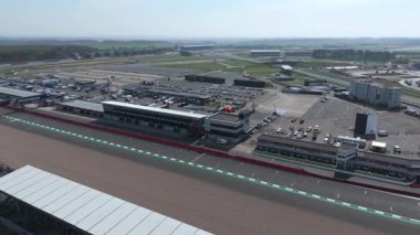 İngiltere, Towcester 'da bulunan İngiliz Formula 1 yarışının ikonik merkezi Silverstone Yarış Pisti' nin hava aracı görüntüsü. Güneşli bir günde yakalandım.